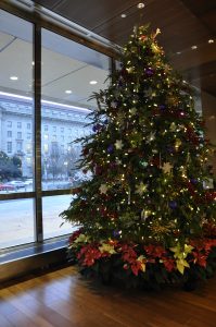 Constitution Avenue lobby of National Museum of American History (photo by Liz O'Brien, 2014)