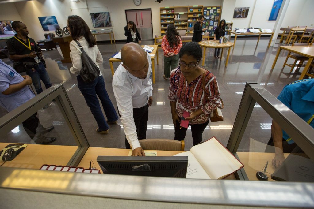 Visitors peruse collections from the STRI Library. Photo courtesy of Sean Mattson, STRI. 