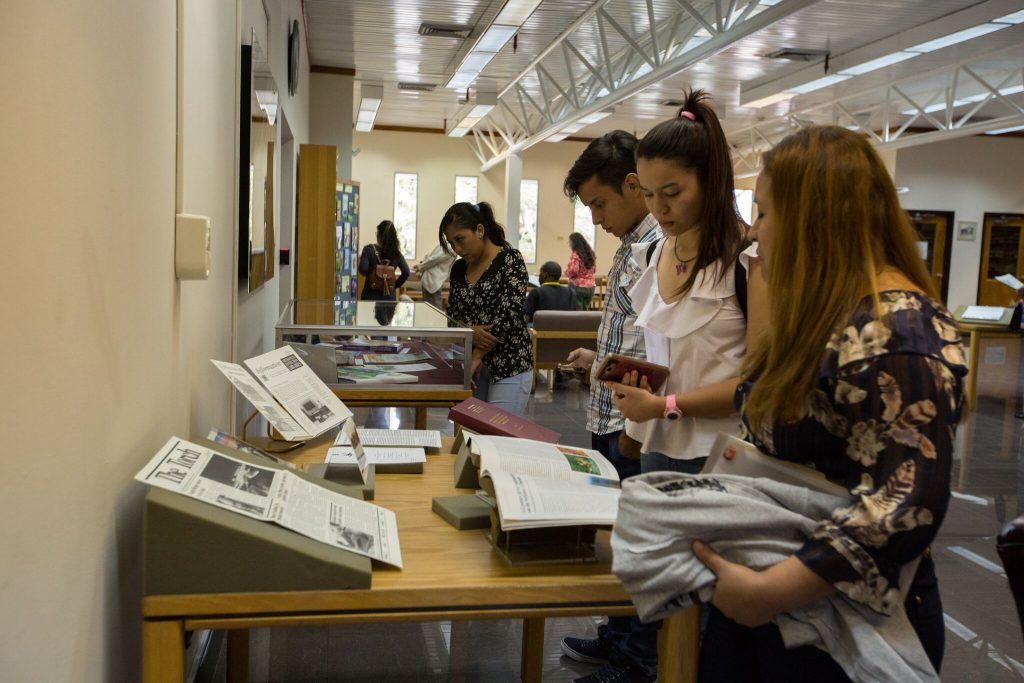 STRI visitors browse a selection of library materials. 